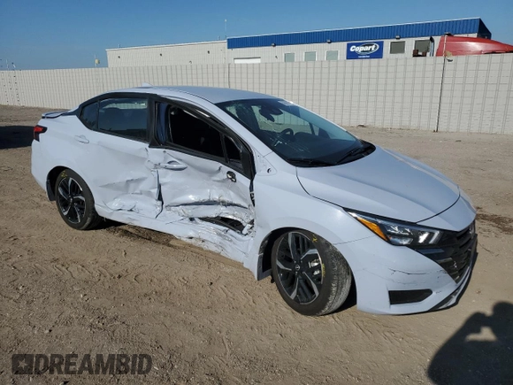 2024 Nissan Versa SR z VIN 3N1CN8FV4RL920216, wystawiony jako Copart lot #56881115 z przebiegiem 6 568 mil mil oraz Szkoda całkowita • Salvage title. Historia ofert i sprzedaży dostępna na DreamBid. Obrazek 4.
