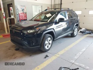 2021 Toyota RAV4 Hybrid LE z VIN 2T3M6RFV8MW011627, wystawiony jako IAAI lot #42223959 z przebiegiem 99 776 mil mil oraz . Historia ofert i sprzedaży dostępna na DreamBid. Obrazek 2.