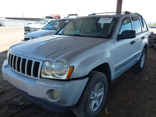 2005 Jeep Grand Cherokee Laredo z VIN 1J4HS48N65C563266, wystawiony jako IAAI lot #42784524 z przebiegiem 156 702 mil mil oraz . Historia ofert i sprzedaży dostępna na DreamBid. Obrazek 6.