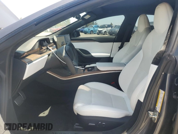2022 Tesla Model S z VIN 5YJSA1E53NF491494, wystawiony jako Copart lot #56483015 z przebiegiem 31 507 mil mil oraz Szkoda całkowita • Salvage title. Historia ofert i sprzedaży dostępna na DreamBid. Obrazek 7.