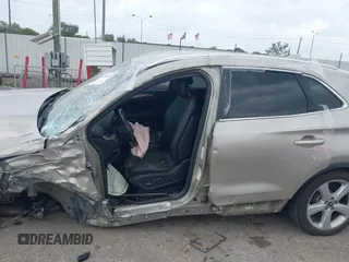 2015 Lincoln MKC z VIN 5LMCJ1A92FUJ19837, wystawiony jako IAAI lot #41948224 z przebiegiem Nie podano mil oraz . Historia ofert i sprzedaży dostępna na DreamBid. Obrazek 14.