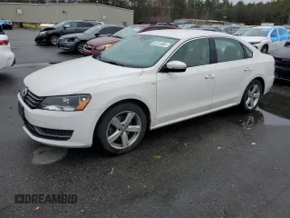 2014 Volkswagen Passat S z VIN 1VWAT7A31EC051149, wystawiony jako Copart lot #52313805 z przebiegiem 127 615 mil mil oraz Szkoda całkowita • Salvage title. Historia ofert i sprzedaży dostępna na DreamBid. Obrazek 1.