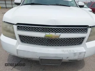 2011 Chevrolet Tahoe LT z VIN 1GNSCBE07BR243556, wystawiony jako IAAI lot #42306995 z przebiegiem Nie podano mil oraz . Historia ofert i sprzedaży dostępna na DreamBid. Obrazek 16.
