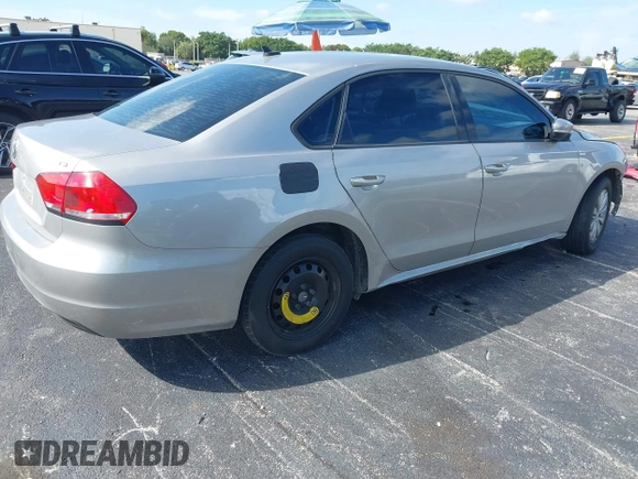 2014 Volkswagen Passat Wolfsburg Edition z VIN 1VWAT7A33EC068969, wystawiony jako IAAI lot #42288942 z przebiegiem 69 560 mil mil oraz . Historia ofert i sprzedaży dostępna na DreamBid. Obrazek 4.