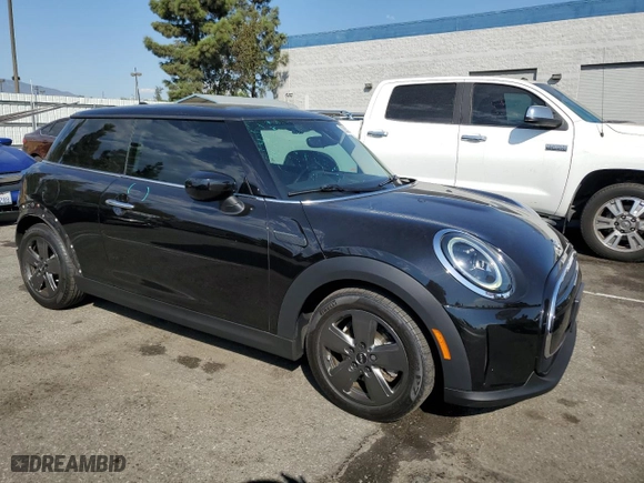 2022 MINI Hardtop 2 Door Cooper with VIN WMW33DH05N2R07545, listed as a Copart auction lot 73424304 with 17,237 mi miles and Salvage Title. Bid and sale history available at carsss.com. Image 4.