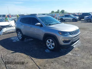 2018 Jeep Compass Latitude z VIN 3C4NJDBB2JT331854, wystawiony jako IAAI lot #42055969 z przebiegiem 135 175 mil mil oraz . Historia ofert i sprzedaży dostępna na DreamBid. Obrazek 1.