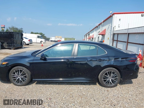 2022 Toyota Camry SE with VIN 4T1T11AK8NU700019, listed as a IAAI auction lot 40134654 with 34,662 mi miles. Bid and sale history available at carsss.com. Image 15.