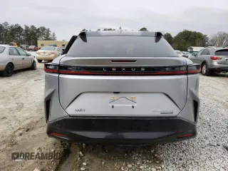 2023 Lexus RZ 450e Premium z VIN JTJAAAAB7PA005835, wystawiony jako Copart lot #42201414 z przebiegiem 2144 mil mil oraz . Historia ofert i sprzedaży dostępna na DreamBid. Obrazek 6.