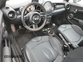 2011 MINI Convertible S z VIN WMWZP3C51BTX84117, wystawiony jako Copart lot #57636385 z przebiegiem 130 700 mil mil oraz Szkoda całkowita • Salvage title. Historia ofert i sprzedaży dostępna na DreamBid. Obrazek 8.