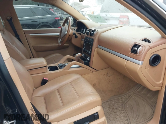 2010 Porsche Cayenne z VIN WP1AA2AP3ALA01666, wystawiony jako IAAI lot #41621362 z przebiegiem 180 966 mil mil oraz . Historia ofert i sprzedaży dostępna na DreamBid. Obrazek 5.