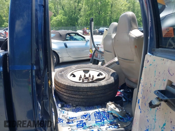 2005 Ford F-250 XL z VIN 1FTSW20P95EA30348, wystawiony jako IAAI lot #42199677 z przebiegiem Nie podano mil oraz . Historia ofert i sprzedaży dostępna na DreamBid. Obrazek 8.