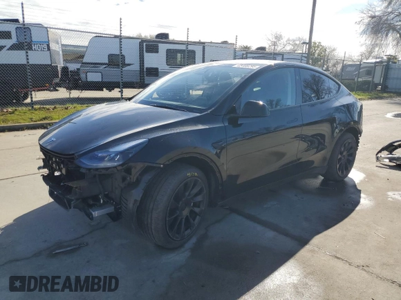 2025 Tesla Model Y Long Range with VIN 7SAYGDEDXSF239628, listed as a Copart auction lot 45468295 with 6,068 mi miles and Salvage Title. Bid and sale history available at DreamBid. Image 1.