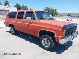 1988 GMC Suburban z VIN 1GKEV16K8JF528412, wystawiony jako IAAI lot #42305558 z przebiegiem 96 490 mil mil oraz . Historia ofert i sprzedaży dostępna na DreamBid. Obrazek 1.