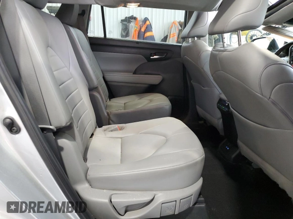 2022 Toyota Highlander XLE with VIN 5TDGZRBH4NS560801, listed as a Copart auction lot 63817915 with 64,557 mi miles and Salvage title. Bid and sale history available at DreamBid. Image 11.