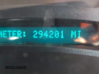 2004 Chevrolet Tahoe LS z VIN 1GNEC13VX4J112970, wystawiony jako IAAI lot #42380764 z przebiegiem 294 201 mil mil oraz . Historia ofert i sprzedaży dostępna na DreamBid. Obrazek 7.