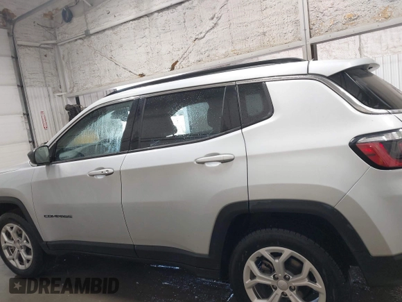 2024 Jeep Compass Latitude z VIN 3C4NJDBN5RT116961, wystawiony jako IAAI lot #42661118 z przebiegiem 24 175 mil mil oraz . Historia ofert i sprzedaży dostępna na DreamBid. Obrazek 15.