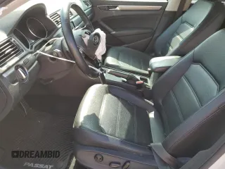 2018 Volkswagen Passat S z VIN 1VWAA7A34JC011566, wystawiony jako Copart lot #53610105 z przebiegiem 83 721 mil mil oraz Szkoda całkowita • Salvage title. Historia ofert i sprzedaży dostępna na DreamBid. Obrazek 7.