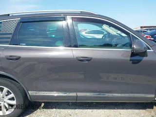 2012 Volkswagen Touareg Sport z VIN WVGEF9BPXCD011020, wystawiony jako IAAI lot #42000763 z przebiegiem 143 470 mil mil oraz . Historia ofert i sprzedaży dostępna na DreamBid. Obrazek 14.