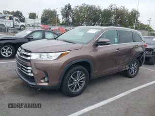 2018 Toyota Highlander SE z VIN 5TDKZRFH6JS248476, wystawiony jako IAAI lot #42644155 z przebiegiem 37 054 mil mil oraz . Historia ofert i sprzedaży dostępna na DreamBid. Obrazek 2.