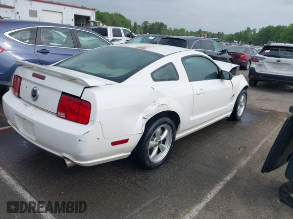 2006 Ford Mustang GT Deluxe z VIN 1ZVFT82H865246421, wystawiony jako IAAI lot #42007809 z przebiegiem 205 896 mil mil oraz . Historia ofert i sprzedaży dostępna na DreamBid. Obrazek 4.