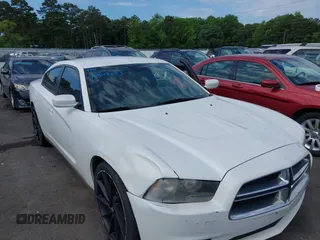 2013 Dodge Charger SXT z VIN 2C3CDXHG5DH555673, wystawiony jako IAAI lot #42348653 z przebiegiem 212 276 mil mil oraz . Historia ofert i sprzedaży dostępna na DreamBid. Obrazek 1.