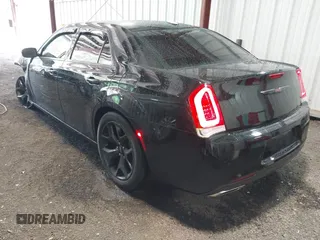 2021 Chrysler 300 S z VIN 2C3CCABG0MH554276, wystawiony jako IAAI lot #42156919 z przebiegiem 99 111 mil mil oraz . Historia ofert i sprzedaży dostępna na DreamBid. Obrazek 3.