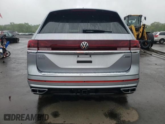 2024 Volkswagen Atlas SEL Premium R-Line with VIN 1V2FR2CA9RC555829, listed as a Copart auction lot 58841885 with 6,535 mi miles and Salvage title. Bid and sale history available at DreamBid. Image 6.