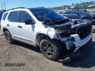 2025 Honda Pilot TrailSport z VIN 5FNYG1H69SB010463, wystawiony jako IAAI lot #42064802 z przebiegiem 5 588 mil mil oraz . Historia ofert i sprzedaży dostępna na DreamBid. Obrazek 1.