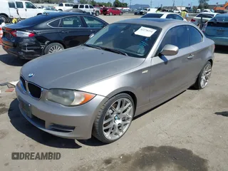 2011 BMW 1 Series 128i z VIN WBAUP9C51BVL90800, wystawiony jako IAAI lot #42278234 z przebiegiem 187 138 mil mil oraz . Historia ofert i sprzedaży dostępna na DreamBid. Obrazek 6.