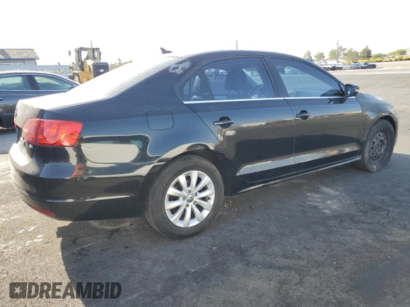 2014 Volkswagen Jetta SE z VIN 3VWD07AJ3EM354078, wystawiony jako Copart lot #63523535 z przebiegiem 137 118 mil mil oraz Czysty tytuł • Clean title. Historia ofert i sprzedaży dostępna na DreamBid. Obrazek 3.