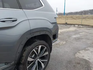 2024 Volkswagen Atlas SEL Premium R-Line z VIN 1V2FR2CA0RC523772, wystawiony jako IAAI lot #41544482 z przebiegiem 7 703 mil mil oraz . Historia ofert i sprzedaży dostępna na DreamBid. Obrazek 19.