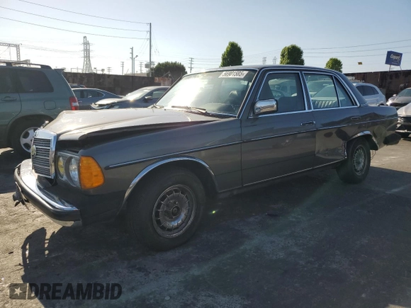 1984 Mercedes-Benz 300 D с VIN WDBAB33A1EA083118, выставлен на аукционе Copart как лот 56901585 с пробегом 157 356 миль миль и Списание • Salvage title. История ставок и продаж доступна на DreamBid. Изображение 1.
