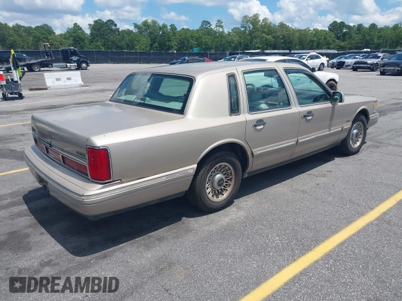 1996 Lincoln Town Car Signature z VIN 1LNLM82W7TY604597, wystawiony jako IAAI lot #42524442 z przebiegiem 245 728 mil mil oraz . Historia ofert i sprzedaży dostępna na DreamBid. Obrazek 4.