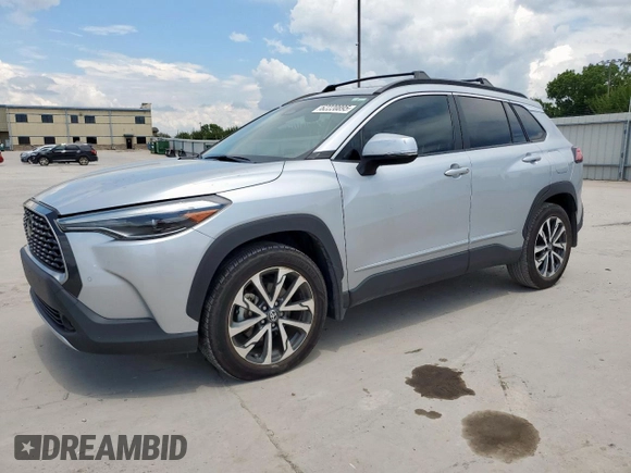 2023 Toyota Corolla Cross XLE z VIN 7MUDAAAG8PV046530, wystawiony jako Copart lot #62220895 z przebiegiem 25 941 mil mil oraz Szkoda całkowita • Salvage title. Historia ofert i sprzedaży dostępna na DreamBid. Obrazek 1.