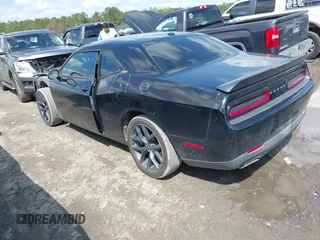 2019 Dodge Challenger SXT z VIN 2C3CDZAG3KH507625, wystawiony jako IAAI lot #41915138 z przebiegiem 125 619 mil mil oraz . Historia ofert i sprzedaży dostępna na DreamBid. Obrazek 3.