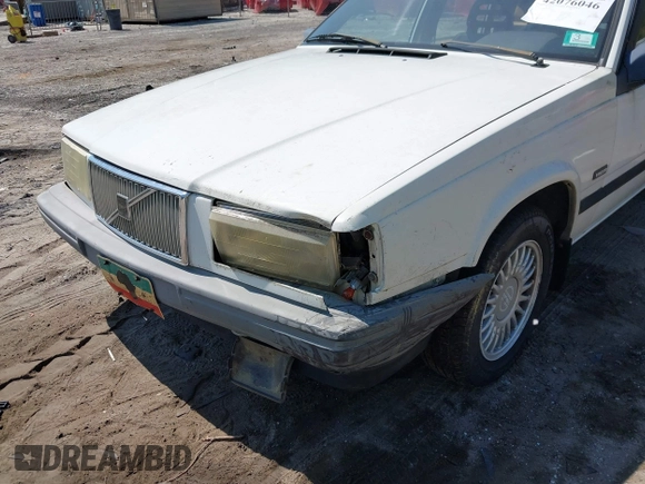 1991 Volvo 740 z VIN YV1FA8842M2506866, wystawiony jako IAAI lot #42076046 z przebiegiem 126 781 mil mil oraz . Historia ofert i sprzedaży dostępna na DreamBid. Obrazek 6.