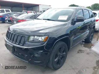 2015 Jeep Grand Cherokee Altitude z VIN 1C4RJFAGXFC659990, wystawiony jako IAAI lot #42331922 z przebiegiem 121 379 mil mil oraz . Historia ofert i sprzedaży dostępna na DreamBid. Obrazek 18.