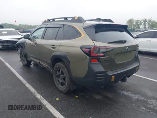 2025 Subaru Outback Wilderness z VIN 4S4BTGUDXS3233676, wystawiony jako IAAI lot #42219497 z przebiegiem 2 001 mil mil oraz . Historia ofert i sprzedaży dostępna na DreamBid. Obrazek 3.