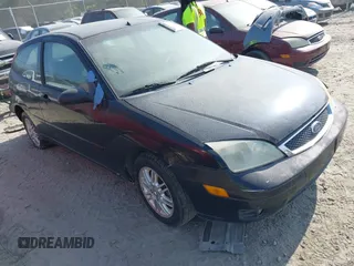 2006 Ford Focus S z VIN 1FAFP31N96W143851, wystawiony jako IAAI lot #42177314 z przebiegiem 215 975 mil mil oraz . Historia ofert i sprzedaży dostępna na DreamBid. Obrazek 1.