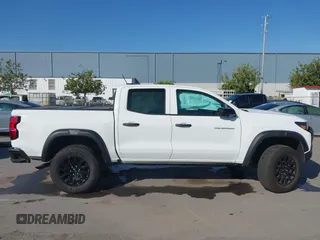 2024 Chevrolet Colorado 4WD Trail Boss z VIN 1GCPTEEK5R1117187, wystawiony jako IAAI lot #42355825 z przebiegiem 10 837 mil mil oraz . Historia ofert i sprzedaży dostępna na DreamBid. Obrazek 13.