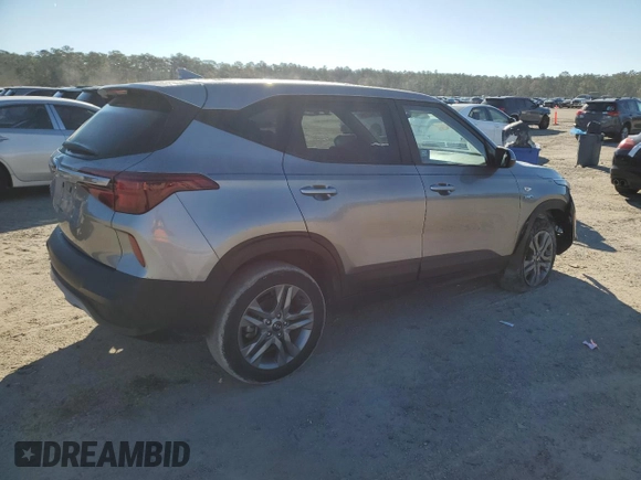 2021 Kia Seltos LX with VIN KNDEPCAA5M7178185, listed as a Copart auction lot 87043154 with 34,279 mi miles and Salvage Title. Bid and sale history available at DreamBid. Image 3.