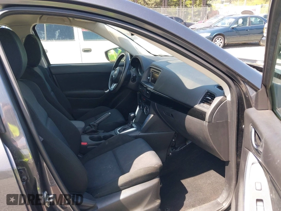 2015 Mazda CX-5 Sport z VIN JM3KE4BY5F0540612, wystawiony jako IAAI lot #42109082 z przebiegiem 83 874 mil mil oraz . Historia ofert i sprzedaży dostępna na DreamBid. Obrazek 5.