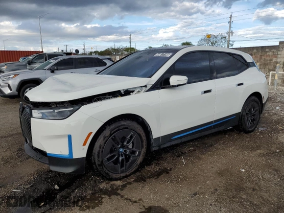 2024 BMW iX xDrive50 z VIN WB523CF02RCS04556, wystawiony jako Copart lot #46817195 z przebiegiem 7 915 mil mil oraz Czysty tytuł • Clean title. Historia ofert i sprzedaży dostępna na DreamBid. Obrazek 1.