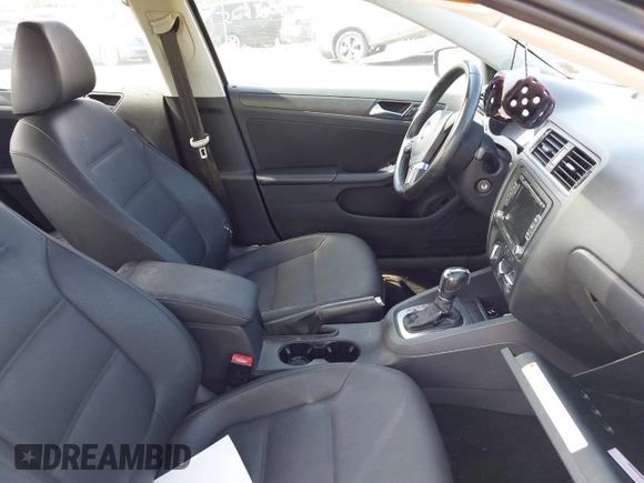 2011 Volkswagen Jetta Sedan SE w/Convenience & Sunroof PZEV with VIN 3VWDZ7AJ1BM379918, listed as a IAAI auction lot 41788875 with 999,999 mi miles. Bid and sale history available at carsss.com. Image 5.