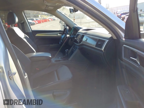 2018 Volkswagen Atlas SE with VIN 1V2DR2CA5JC533628, listed as a IAAI auction lot 40849747 with 109,838 mi miles and . Bid and sale history available at DreamBid. Image 5.
