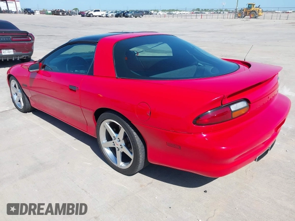 1997 Chevrolet Camaro Z28 z VIN 2G1FP22P1V2150712, wystawiony jako IAAI lot #42007547 z przebiegiem 98 725 mil mil oraz . Historia ofert i sprzedaży dostępna na DreamBid. Obrazek 3.