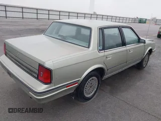 1987 Oldsmobile Cutlass Ciera z VIN 2G3AJ51W9H9378093, wystawiony jako IAAI lot #42080335 z przebiegiem 54 504 mil mil oraz . Historia ofert i sprzedaży dostępna na DreamBid. Obrazek 4.