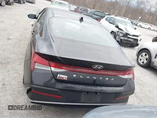 2024 Hyundai Elantra SEL z VIN KMHLM4DG8RU753762, wystawiony jako IAAI lot #41679278 z przebiegiem 13 260 mil mil oraz . Historia ofert i sprzedaży dostępna na DreamBid. Obrazek 17.