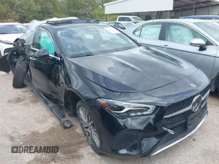 2025 Mercedes-Benz CLA 250 z VIN W1K5J4GB3SN516138, wystawiony jako IAAI lot #41903335 z przebiegiem 12 318 mil mil oraz . Historia ofert i sprzedaży dostępna na DreamBid. Obrazek 1.