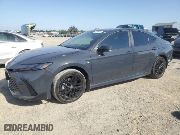 2025 Toyota Camry LE z VIN 4T1DBADK2SU523525, wystawiony jako Copart lot #55138715 z przebiegiem 3 270 mil mil oraz Szkoda całkowita • Salvage title. Historia ofert i sprzedaży dostępna na DreamBid. Obrazek 1.